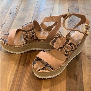 NWOT Crown Vintage platform sandals